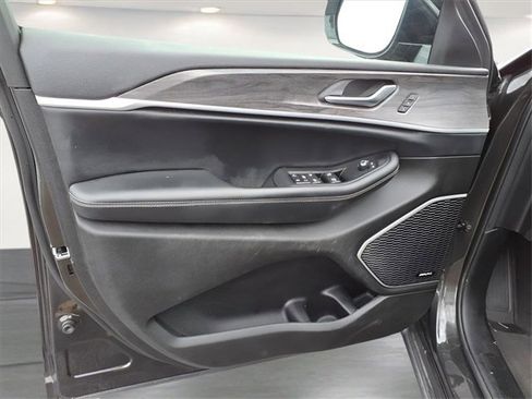 Used 2022 Jeep Grand Cherokee L Limited image 17