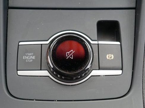Certified 2025 Volkswagen Tiguan SE AWD/4WD image 33