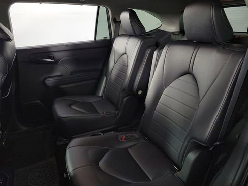 Used 2023 Toyota Highlander XLE FWD image 18