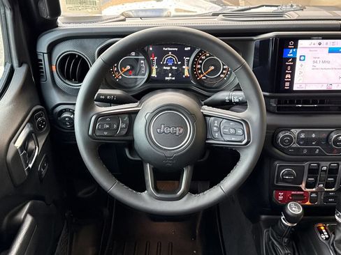 Used 2025 Jeep Gladiator Mojave w/ Convenience Group AWD/4WD image 15