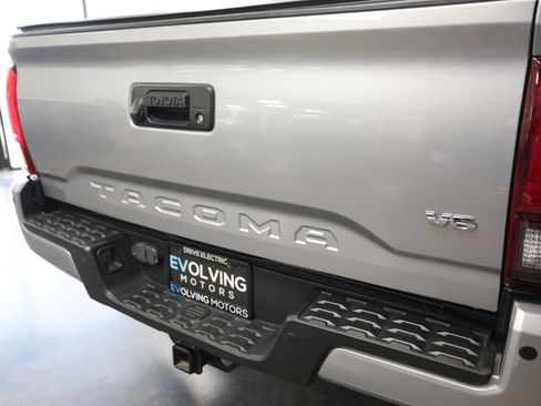 Used 2019 Toyota Tacoma TRD Off-Road w/ Technology Package image 14