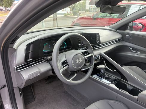 Used 2026 Hyundai Elantra Hybrid FWD image 32