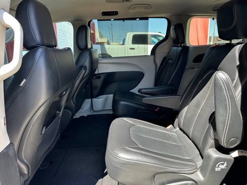 Used 2022 Chrysler Pacifica Touring-L FWD image 25
