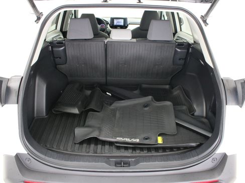 Used 2020 Toyota RAV4 XLE w/ Convenience Package FWD image 32