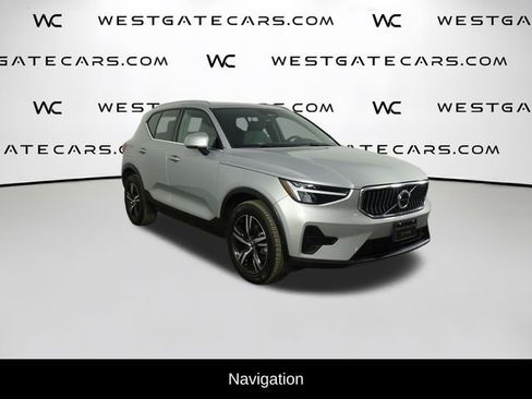 Used 2025 Volvo XC40 B5 Core AWD/4WD image 2