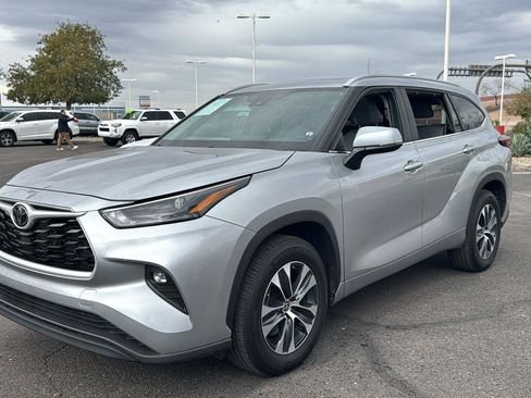Certified 2024 Toyota Highlander XLE image 3