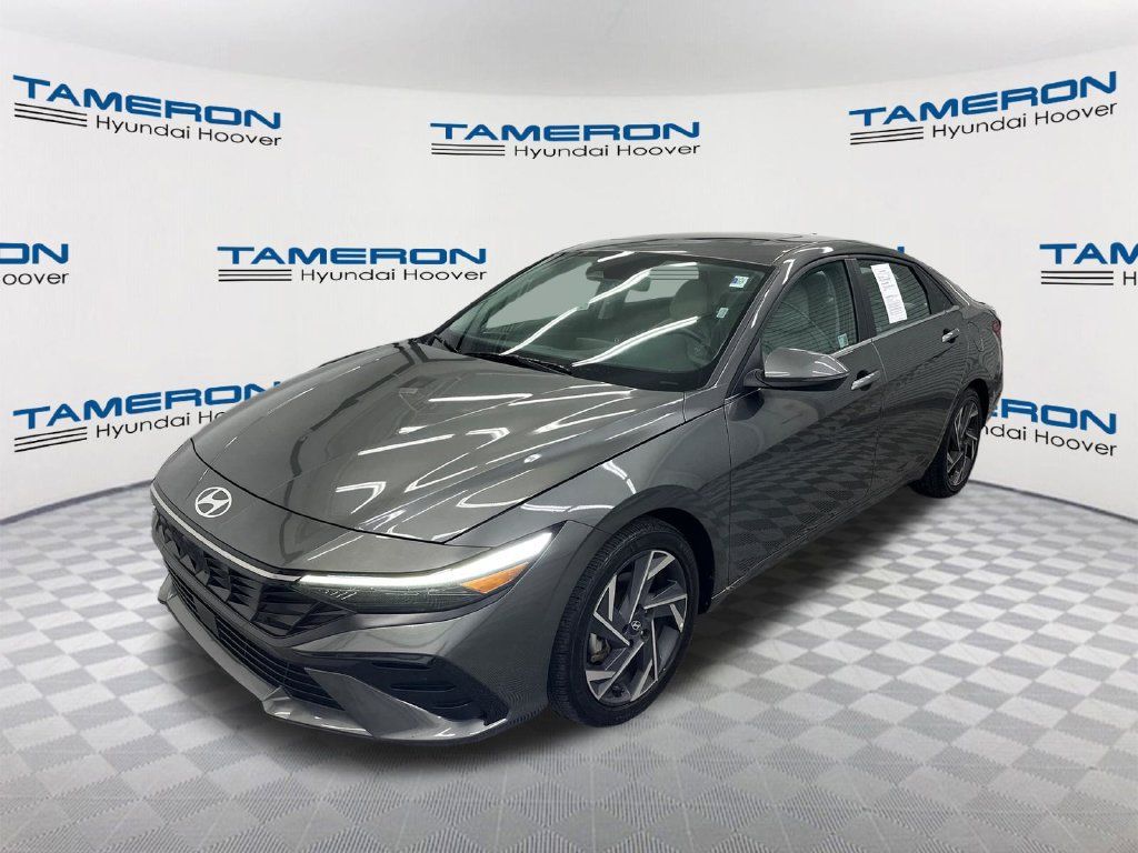 Used 2025 Hyundai Elantra Limited FWD image 1