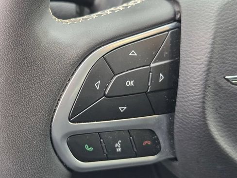 Used 2025 Chrysler Pacifica Select FWD image 8