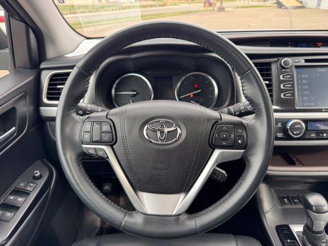 Used 2017 Toyota Highlander XLE AWD/4WD image 18