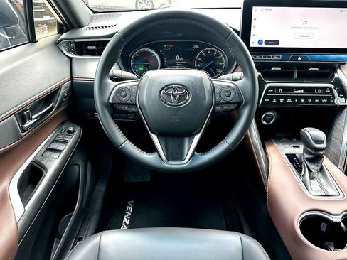 Used 2024 Toyota Venza XLE AWD/4WD image 23