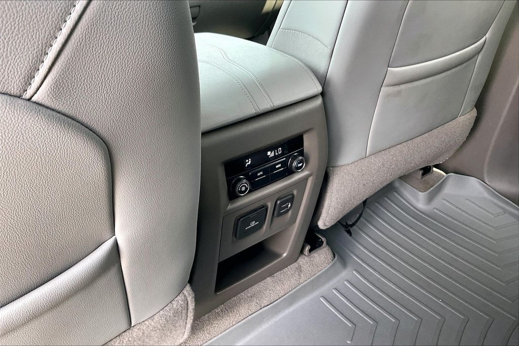 Used 2021 Chevrolet Traverse LT w/ LT Premium Package AWD/4WD image 11