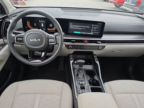 Certified 2025 Kia Sorento S FWD image 7