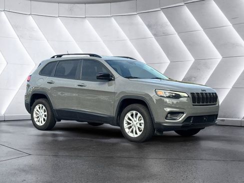 Used 2023 Jeep Cherokee Altitude Lux AWD/4WD image 3