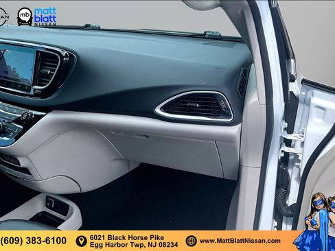 Used 2024 Chrysler Pacifica Touring-L FWD image 14