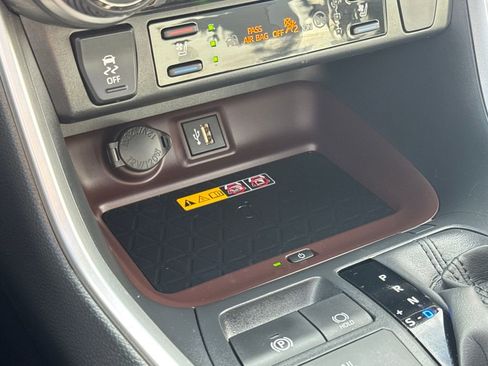 Used 2025 Toyota RAV4 Limited image 28