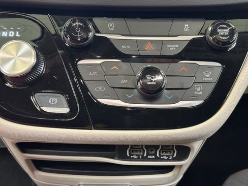 Used 2023 Chrysler Voyager LX FWD image 35
