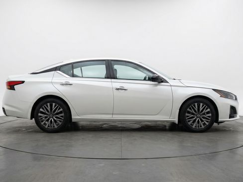 Used 2025 Nissan Altima 2.5 SV image 11