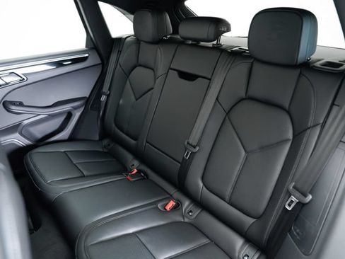 Certified 2025 Porsche Macan AWD/4WD image 26