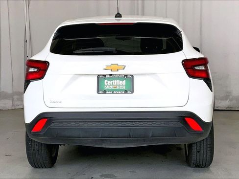 Used 2025 Chevrolet Trax LS w/ LS Convenience Package FWD image 4