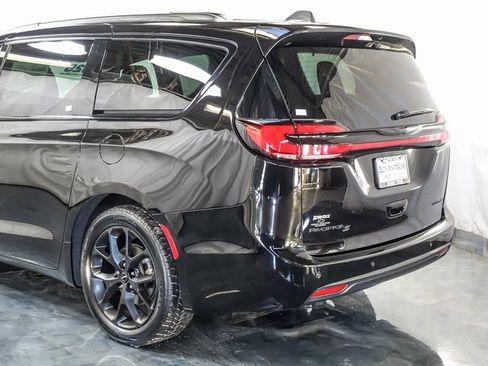 Used 2025 Chrysler Pacifica Limited image 10