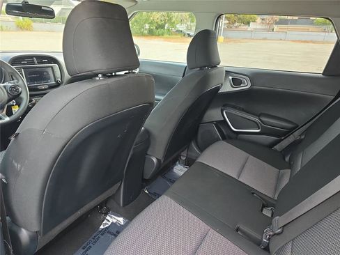 Used 2022 Kia Soul LX image 8