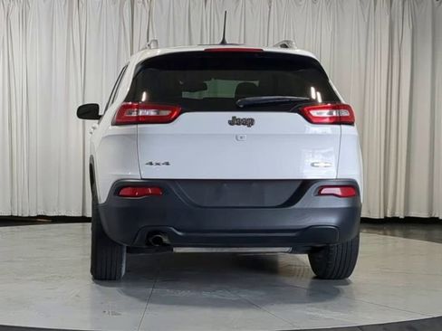 Used 2017 Jeep Cherokee Latitude w/ Comfort/Convenience Group AWD/4WD image 9