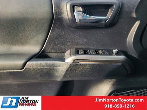 Used 2018 Toyota Tacoma TRD Off-Road image 26