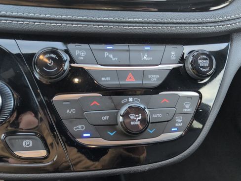 Used 2025 Chrysler Pacifica Select image 24