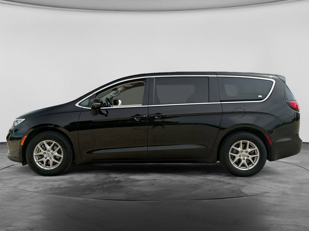 Used 2024 Chrysler Pacifica Touring-L FWD image 5