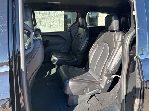 Used 2025 Chrysler Pacifica Select FWD image 10