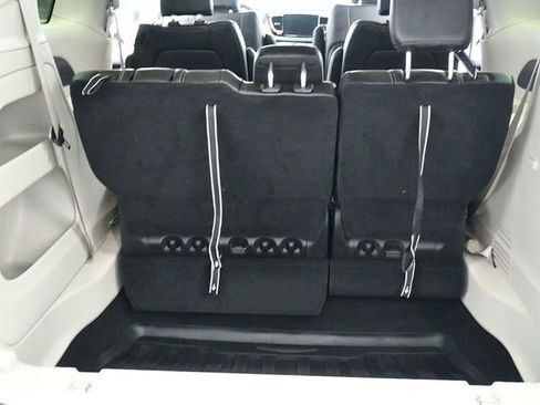 Used 2023 Chrysler Pacifica Touring-L image 18