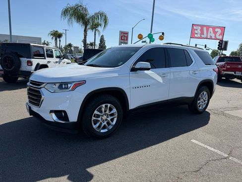 Used 2021 Chevrolet Traverse LT image 3