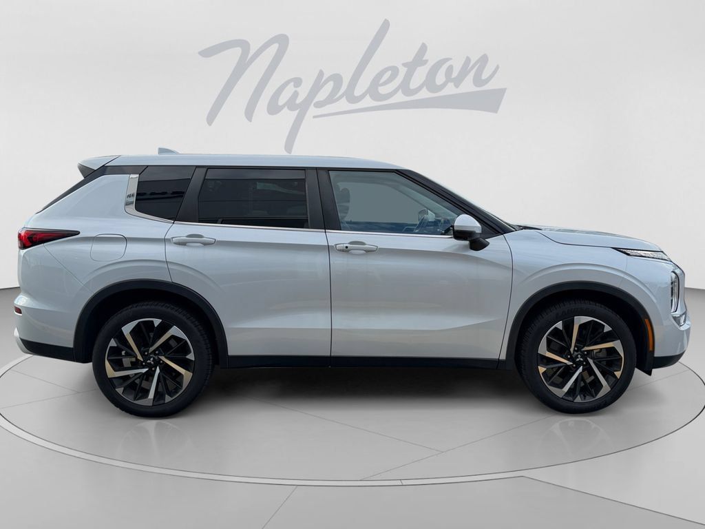 Used 2023 Mitsubishi Outlander SE FWD image 7