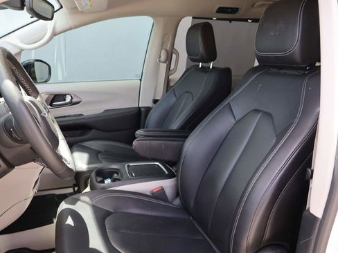 Used 2024 Chrysler Pacifica Touring-L FWD image 9