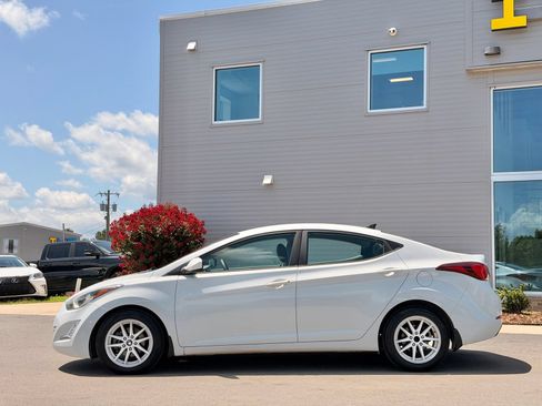 Used 2016 Hyundai Elantra SE w/ Option Group 02 FWD image 12