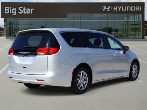 Used 2022 Chrysler Voyager LX FWD image 4