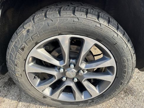 Used 2018 Jeep Grand Cherokee Overland AWD/4WD image 10