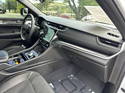 Used 2023 Jeep Grand Cherokee Altitude RWD image 36