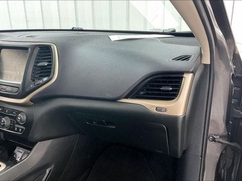 Used 2014 Jeep Cherokee Limited w/ Luxury Group AWD/4WD image 18
