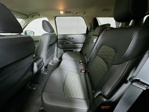 Used 2025 Nissan Pathfinder SV FWD image 27