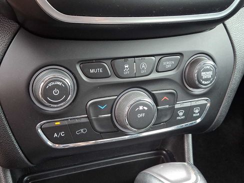 Used 2019 Jeep Cherokee Latitude Plus AWD/4WD image 16