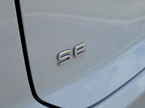Used 2024 Volkswagen Atlas Cross Sport SE FWD image 5