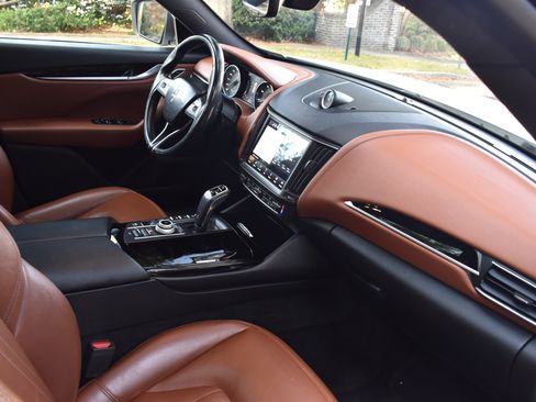 Used 2021 Maserati Levante AWD/4WD image 27