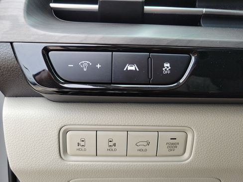 Used 2024 Kia Carnival EX FWD image 21