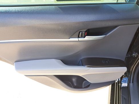 Used 2021 Toyota Camry LE image 7