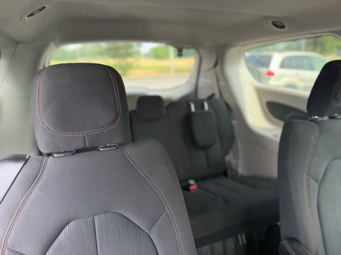 Used 2018 Chrysler Pacifica LX FWD image 16