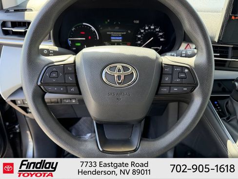 Certified 2025 Toyota Sienna LE FWD image 22