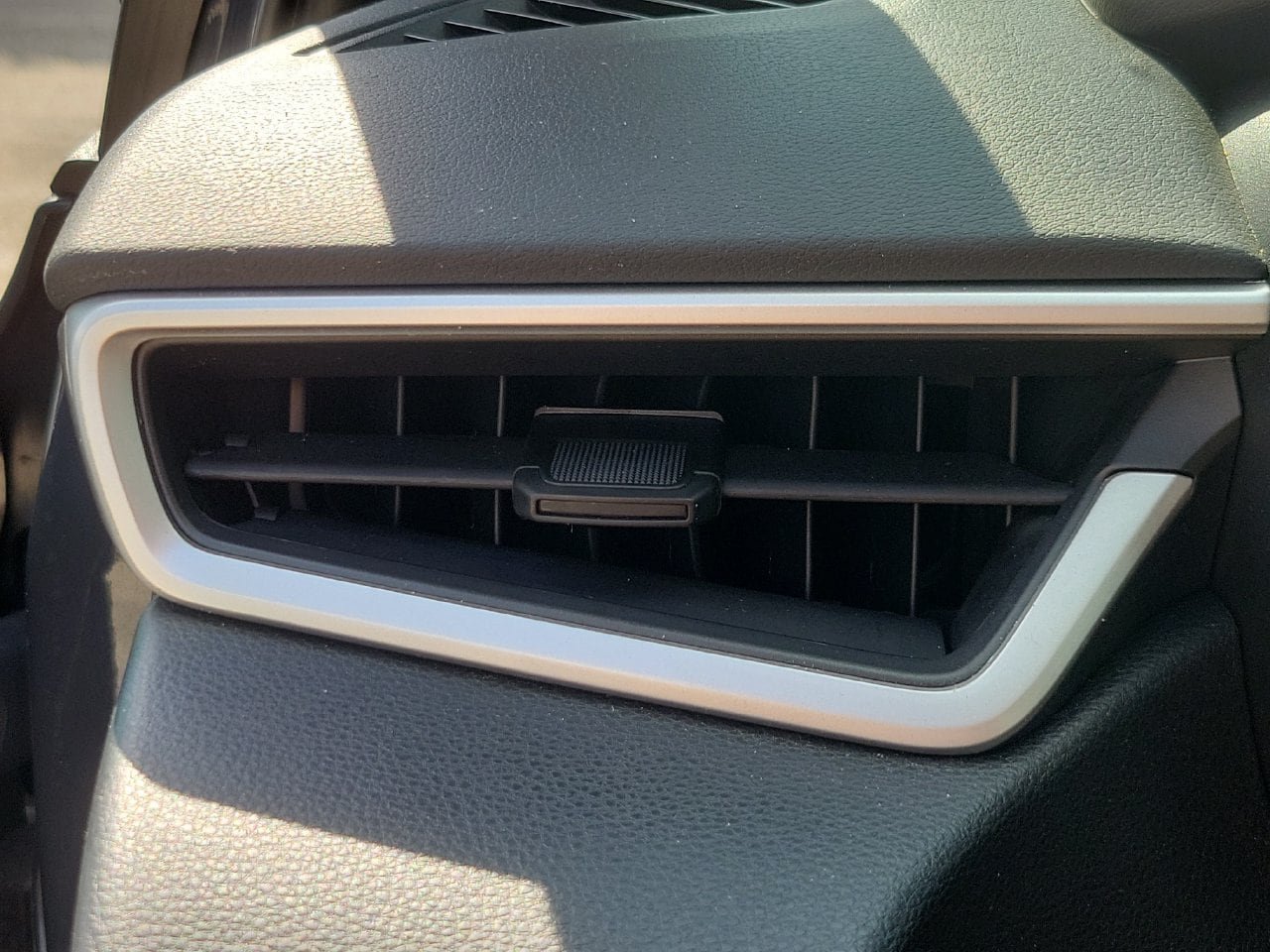 Used 2024 Toyota Corolla LE FWD image 31