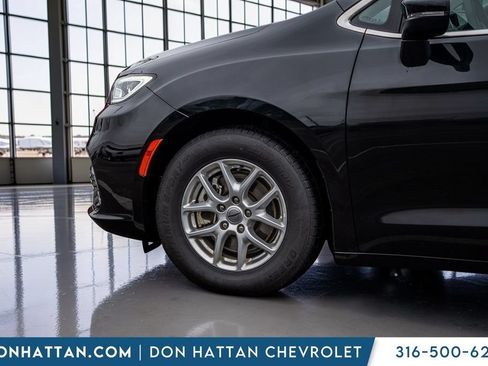Used 2023 Chrysler Pacifica Touring-L FWD image 39