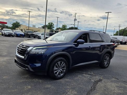 Used 2025 Nissan Pathfinder SV FWD image 3
